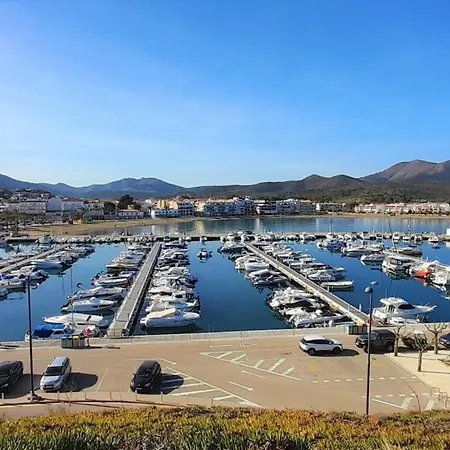 En Llanca: 2 Habitaciones, Terraza, Frente A La Playa Del Port, ¡mascotas Bienvenidas! - Es-170-78 Llanca