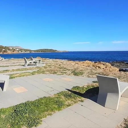 En Llanca: 2 Habitaciones, Terraza, Frente A La Playa Del Port, ¡mascotas Bienvenidas! - Es-170-78 *
