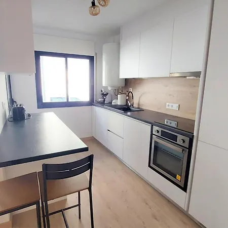 En Llanca: 2 Habitaciones, Terraza, Frente A La Playa Del Port, ¡mascotas Bienvenidas! - Es-170-78
