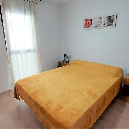 En Llanca: 2 Habitaciones, Terraza, Frente A La Playa Del Port, ¡mascotas Bienvenidas! - Es-170-78 * Llanca