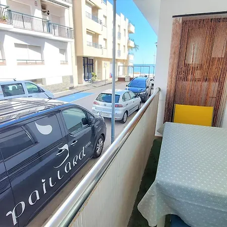 En Llanca: 2 Habitaciones, Terraza, Frente A La Playa Del Port, ¡mascotas Bienvenidas! - Es-170-78 *